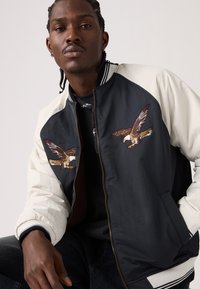 Куртка бомбер Куртка бомбер