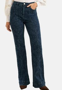 Клешеные джинсы Клешеные джинсы