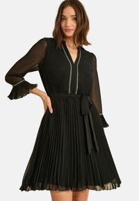 Короткое платье Короткое платье