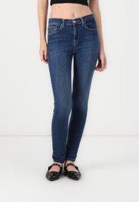 Узкие джинсы Узкие джинсы