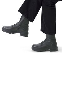 Ботинки на шнуровке Ботинки на шнуровке