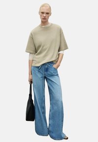 Клешеные джинсы Клешеные джинсы