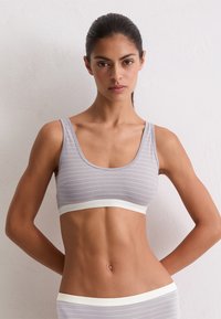 Бюстгальтер Бюстгальтер