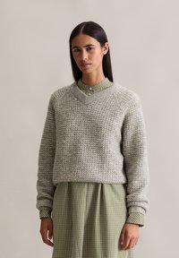 Пуловер с вырезом V Пуловер с вырезом V