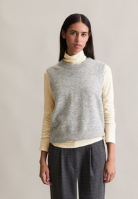 Пуловер без рукавов Пуловер без рукавов