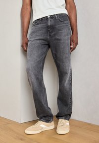 Прямые джинсы Прямые джинсы