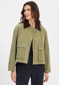 Куртка с накладнымит карманами Куртка с накладнымит карманами