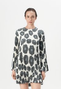 Короткое платье Короткое платье