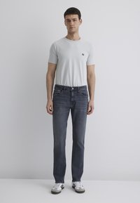 Прямые джинсы Прямые джинсы