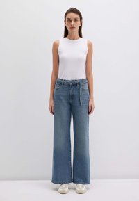 Клешеные джинсы Клешеные джинсы