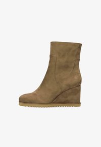 Сапожки на танкетке Сапожки на танкетке