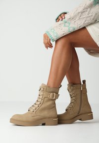 Ботинки на шнуровке Ботинки на шнуровке