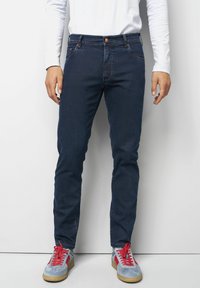 Узкие джинсы Узкие джинсы