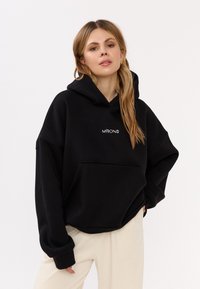 Пуловер с капюшоном Пуловер с капюшоном