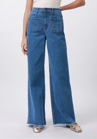 Клешеные джинсы Клешеные джинсы