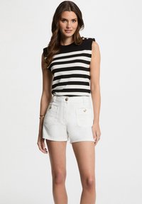 Пуловер без рукавов Пуловер без рукавов