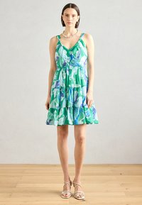 Короткое платье Короткое платье