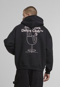 Пуловер с капюшоном Пуловер с капюшоном