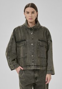 Куртка с накладнымит карманами Куртка с накладнымит карманами