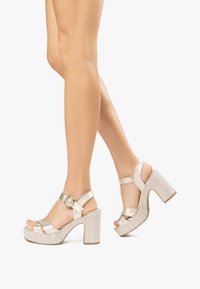 Босоножки на платформе Босоножки на платформе