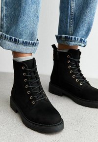 Ботинки на шнуровке Ботинки на шнуровке