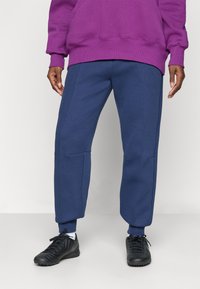 Спортивный костюм Спортивный костюм