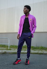 Спортивный костюм Спортивный костюм