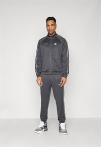 Спортивный костюм Спортивный костюм