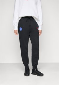 Спортивный костюм Спортивный костюм