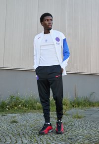 Спортивный костюм Спортивный костюм