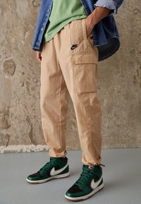 Брюки с накладными карманами Брюки с накладными карманами