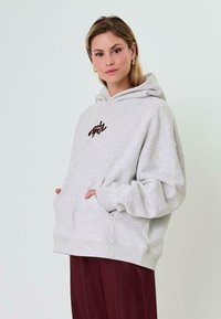 Пуловер с капюшоном Пуловер с капюшоном