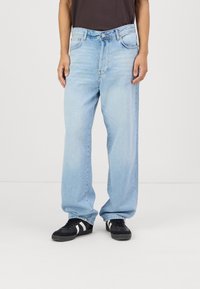 Свободные джинсы Свободные джинсы