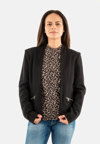 Блейзер с накладными карманами Блейзер с накладными карманами