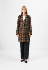 Шерстяное пальто Шерстяное пальто