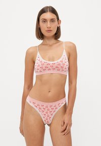 Стринги Стринги