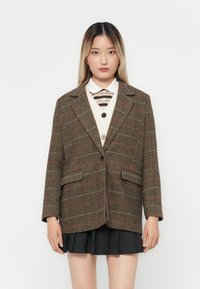 Блейзер с накладными карманами Блейзер с накладными карманами