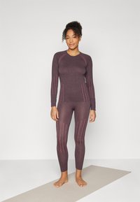 Спортивный костюм Спортивный костюм