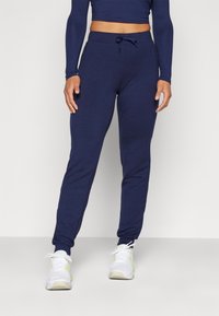 Спортивный костюм Спортивный костюм