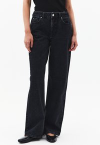 Клешеные джинсы Клешеные джинсы