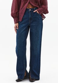 Клешеные джинсы Клешеные джинсы