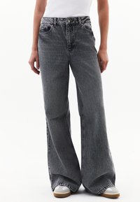 Клешеные джинсы Клешеные джинсы