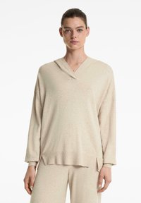 Пуловер с капюшоном Пуловер с капюшоном