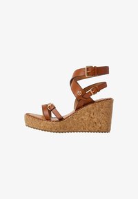 Босоножки на танкетке Босоножки на танкетке