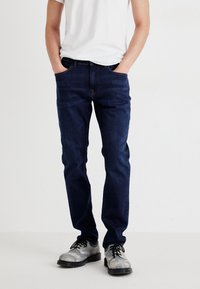 Узкие джинсы Узкие джинсы