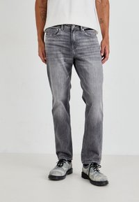 Прямые джинсы Прямые джинсы