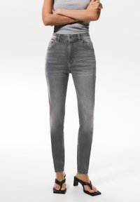 Узкие джинсы Узкие джинсы