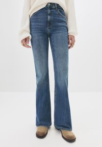 Клешеные джинсы Клешеные джинсы