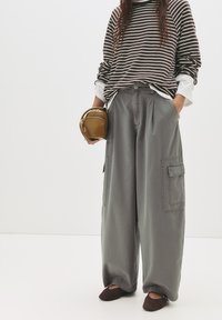 Брюки с накладными карманами Брюки с накладными карманами