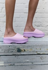 Шлепанцы Шлепанцы